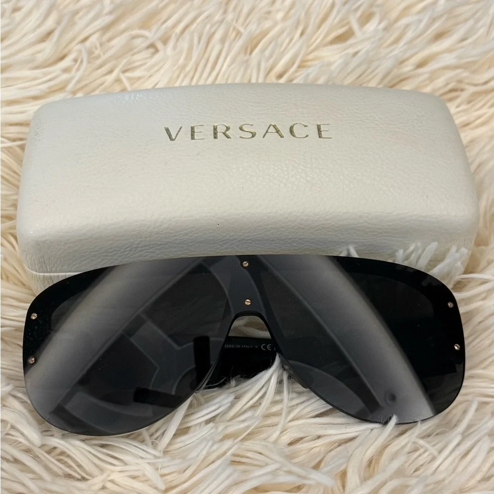 Versace Black Sunglasses - Picture 6 of 7
